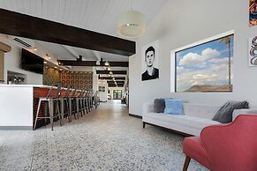 Hotel McCoy - Art, Coffee, Beer, Wine