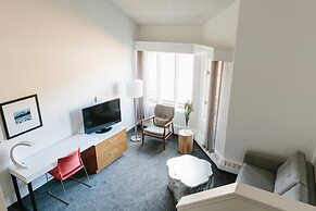 The Elk & Avenue Hotel