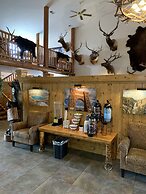 Antler Lodge - Gardiner MT