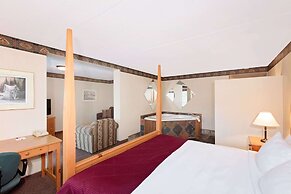 Ramada by Wyndham Pinewood Park Resort North Bay