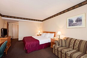 Ramada by Wyndham Pinewood Park Resort North Bay