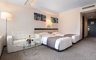 Regal Riverside Hotel