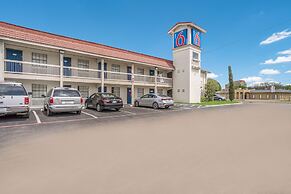 Motel 6 Dallas, TX - Market Center