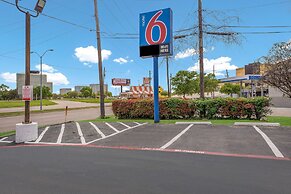 Motel 6 Dallas, TX - Market Center
