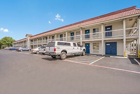 Motel 6 Dallas, TX - Market Center