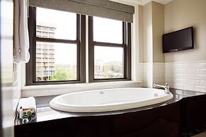 The Raphael Hotel, Autograph Collection