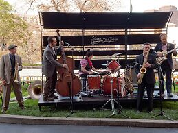 The Raphael Hotel, Autograph Collection