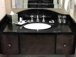 The Raphael Hotel, Autograph Collection