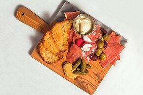 The Raphael Hotel, Autograph Collection