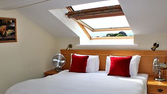 Victoria Square Hotel