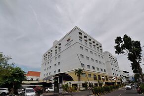 Surabaya Suites Hotel Powered by Archipelago