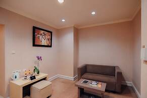 Surabaya Suites Hotel Powered by Archipelago