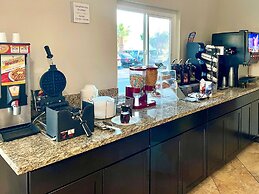 Econo Lodge Inn & Suites