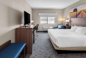 Clarion Pointe Mattoon near University