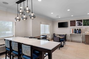 Clarion Pointe Mattoon near University