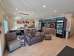 Clarion Pointe Mattoon near University