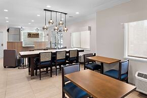 Clarion Pointe Mattoon near University