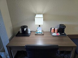 Clarion Pointe Mattoon near University