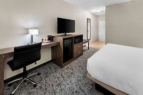 Clarion Pointe Mattoon near University