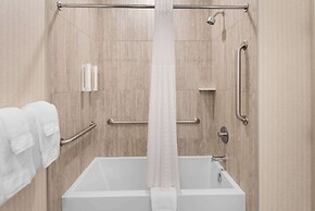 Clarion Pointe Mattoon near University