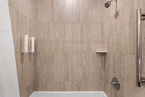 Clarion Pointe Mattoon near University