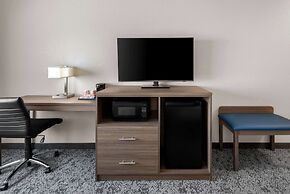 Clarion Pointe Mattoon near University