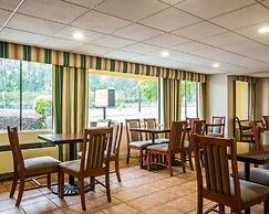 Econo Lodge Inn & Suites at Fort Moore
