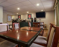 Econo Lodge Inn & Suites at Fort Moore