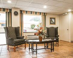 Econo Lodge Inn & Suites at Fort Moore