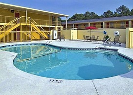 Econo Lodge Inn & Suites at Fort Moore