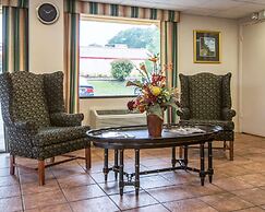 Econo Lodge Inn & Suites at Fort Moore