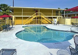 Econo Lodge Inn & Suites at Fort Moore