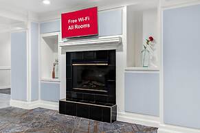 HomeTowne Studios by Red Roof Auburn Hills