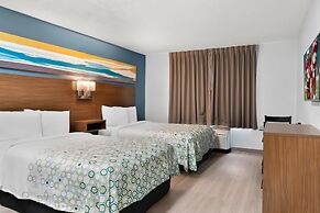 HomeTowne Studios by Red Roof Auburn Hills