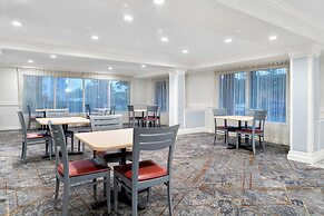 HomeTowne Studios by Red Roof Auburn Hills