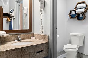 HomeTowne Studios by Red Roof Auburn Hills