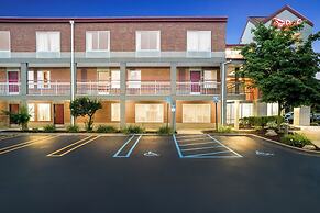 HomeTowne Studios by Red Roof Auburn Hills