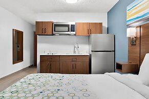 HomeTowne Studios by Red Roof Auburn Hills