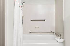 HomeTowne Studios by Red Roof Auburn Hills