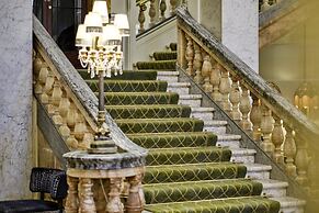 The Clermont London, Victoria