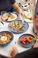 The Clermont London, Victoria