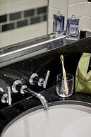 The Clermont London, Victoria