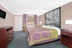 Super 8 by Wyndham Austell/Six Flags