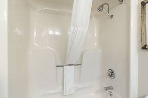 Clarion Pointe Richmond North near University