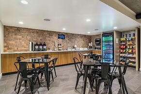 Clarion Pointe Richmond North near University