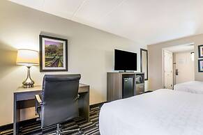 Clarion Pointe Richmond North near University