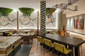 Hotel Paradox, Autograph Collection