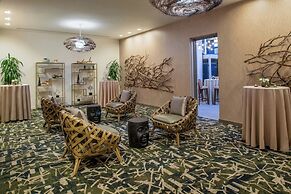 Hotel Paradox, Autograph Collection
