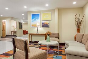 Days Inn & Suites by Wyndham Bloomington/Normal IL