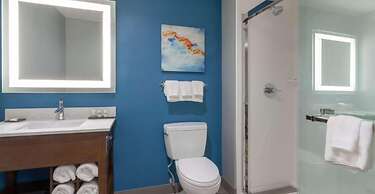 La Quinta Inn & Suites by Wyndham Ft. Myers-Sanibel Gateway